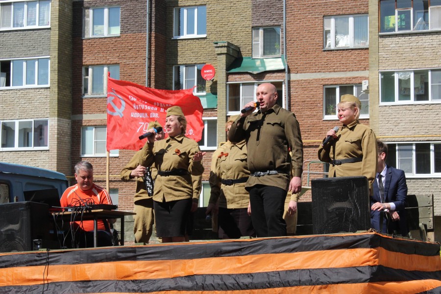 В городе Канаш «Фронтовая бригада» поздравила с Днем Победы ветеранов Великой Отечественной войны