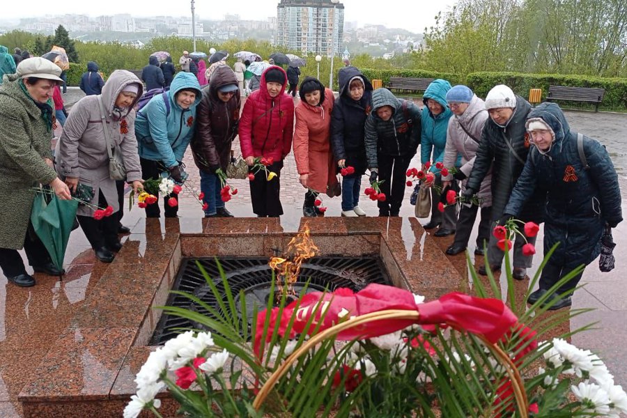 Чебоксарские серебряные волонтёры возложили цветы к Монументу Воинской Славы