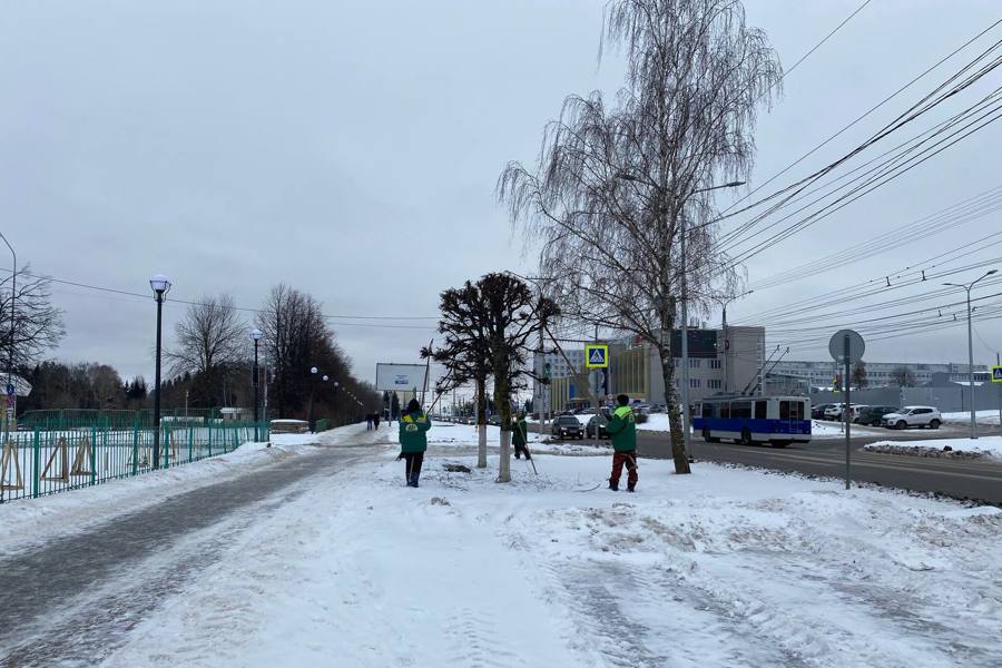 В Чебоксарах продолжается вывоз снега с парков, скверов и площадей