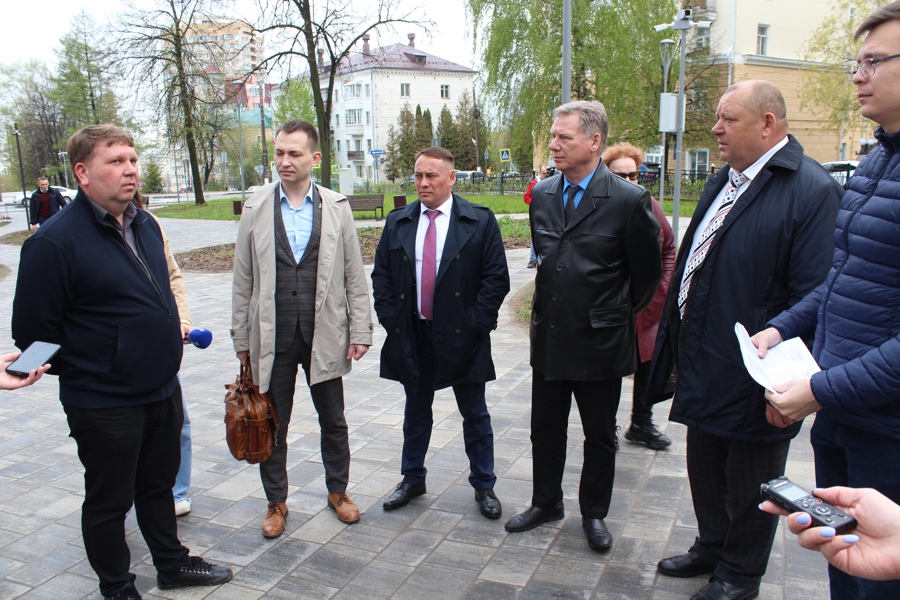 Евгений Кадышев совместно с депутатами оценил качество работ по благоустройству дворовых территорий и общественных пространств города Чебоксары