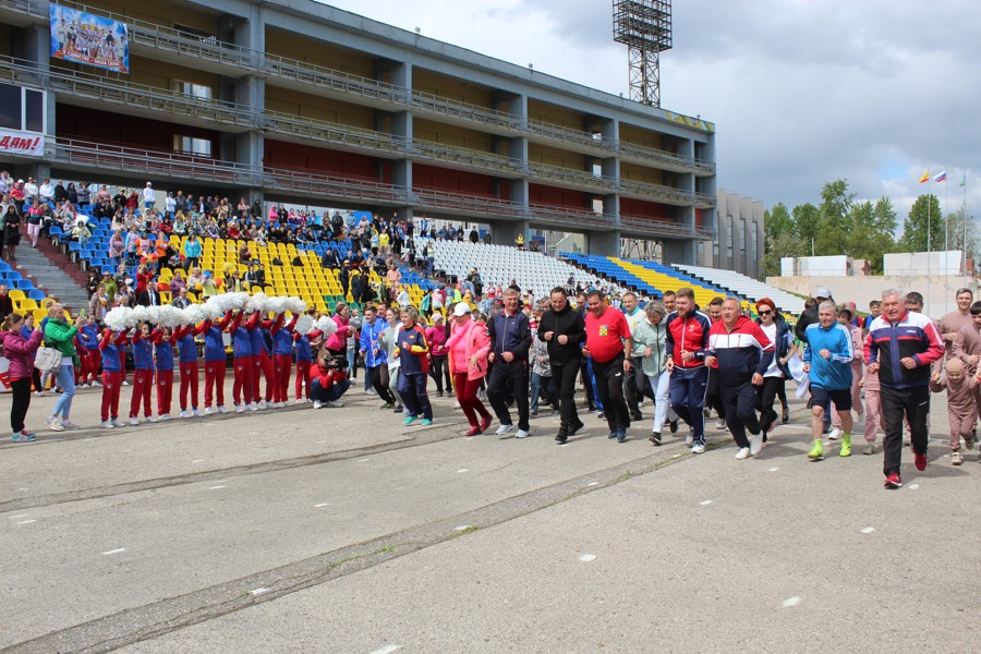 В Новочебоксарске в 30-ый раз стартовала традиционная легкоатлетическая эстафета на призы газеты «Грани»