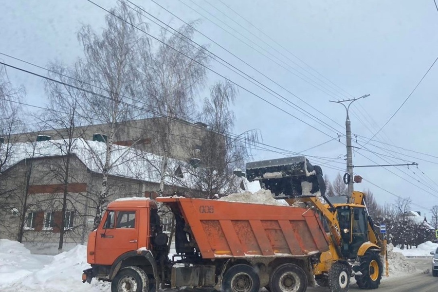 В Чебоксарах продолжается уборка снежных валов