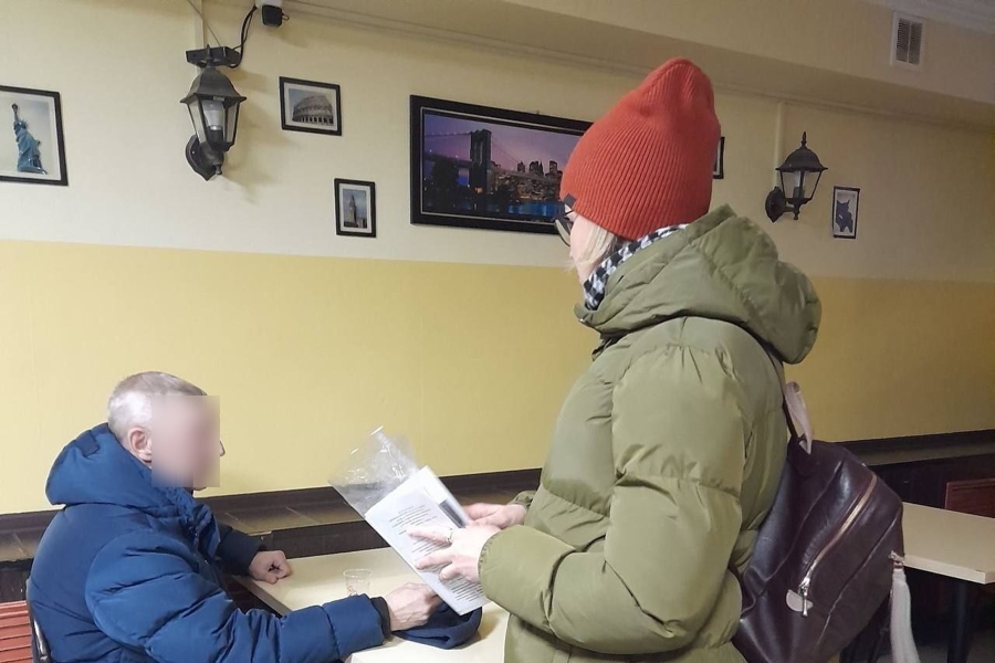 Специалисты службы «Социальный патруль» продолжают раздавать гражданам информационные листовки