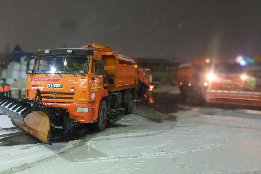 На борьбу со снегопадом в г.Чебоксары вышло 22 дорожных машины