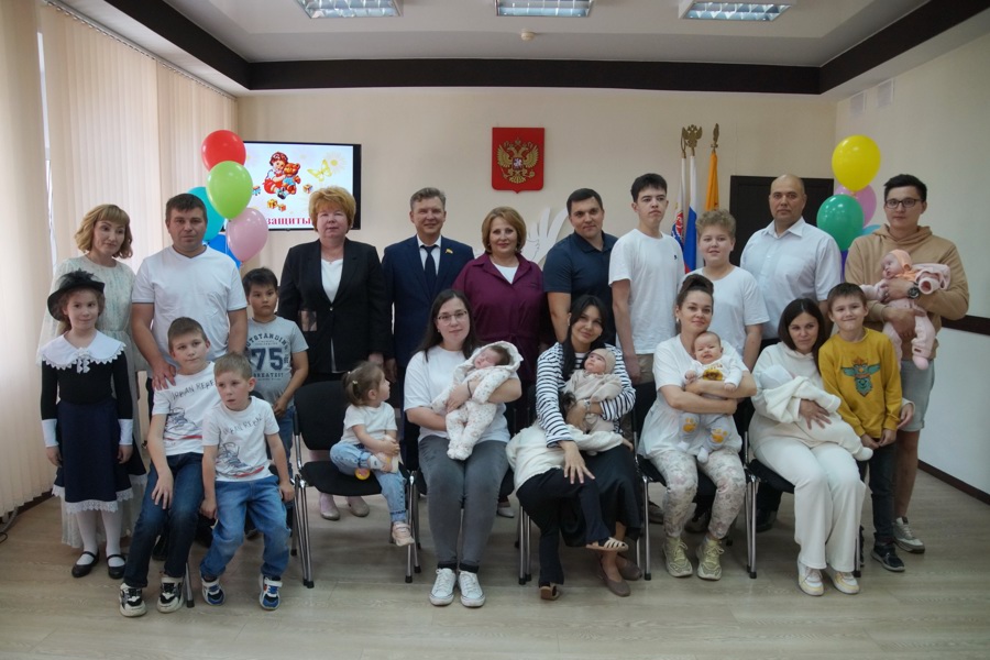 В год счастливого детства в день защиты детей Чебоксарским семьям торжественно вручили свидетельства о рождении детей