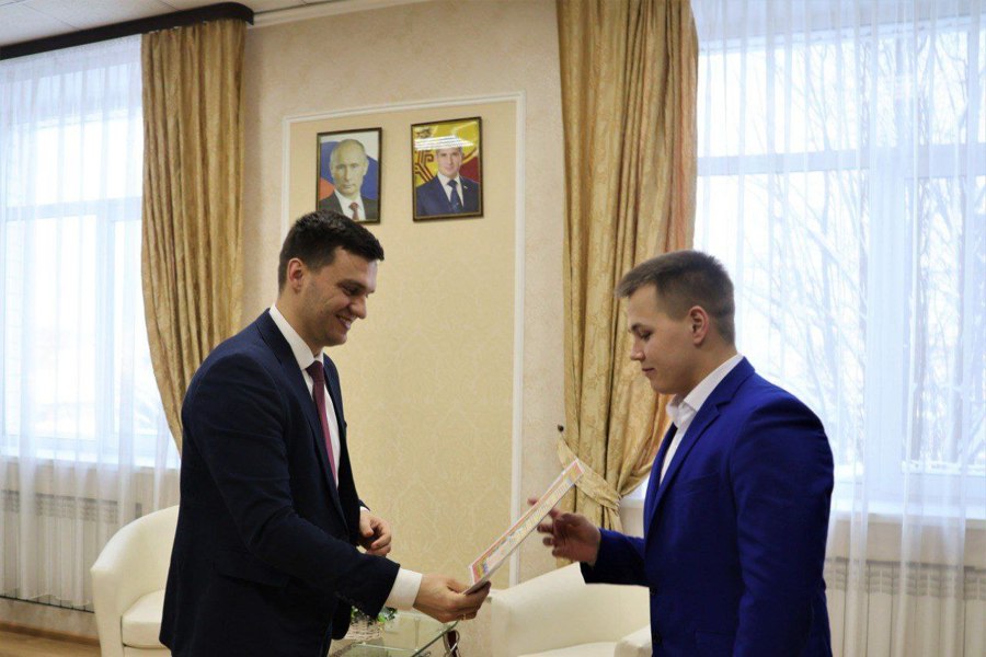 Алексей Иванов вручил молодому жителю Цивильска жилищный сертификат