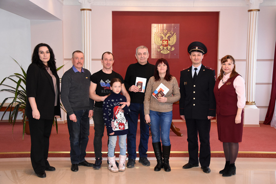 Гражданам прибывшим из Донецкой Народной Республики вручили паспорта Российской Федерации