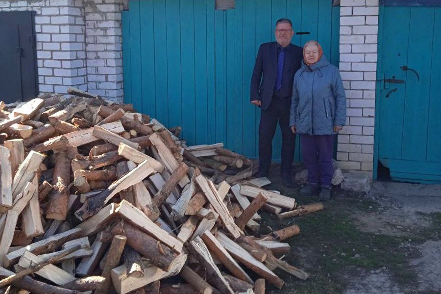 Матери мобилизованного жителя г. Козловка оказали помощь в приобретении дров