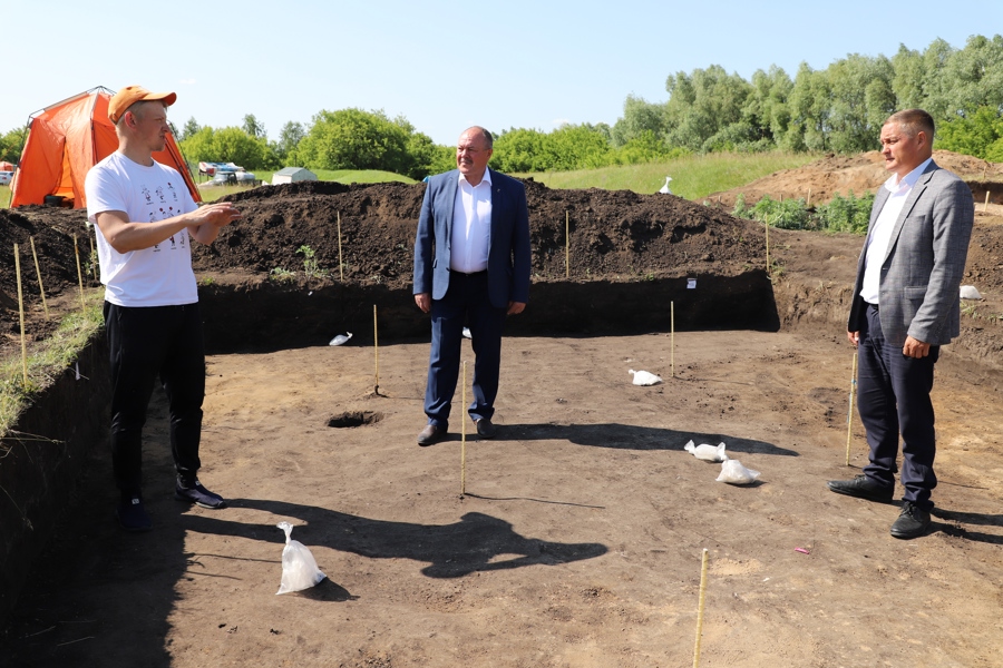 Глава Яльчикского муниципального округа леонард Левый ознакомился с ходом раскопок в Большетаябинском городище