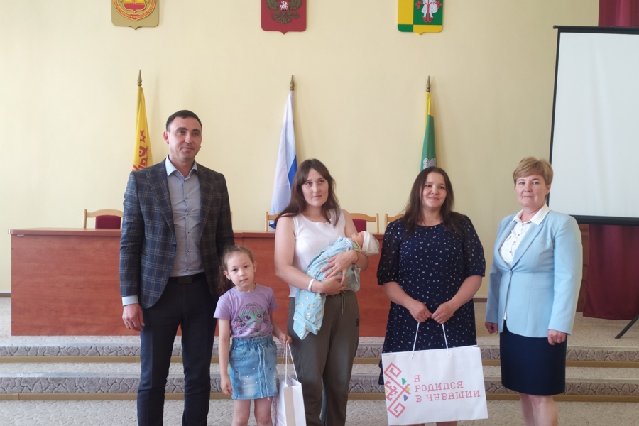 Вручение «Подарка новорожденному» семьям Аликовского муниципального округа