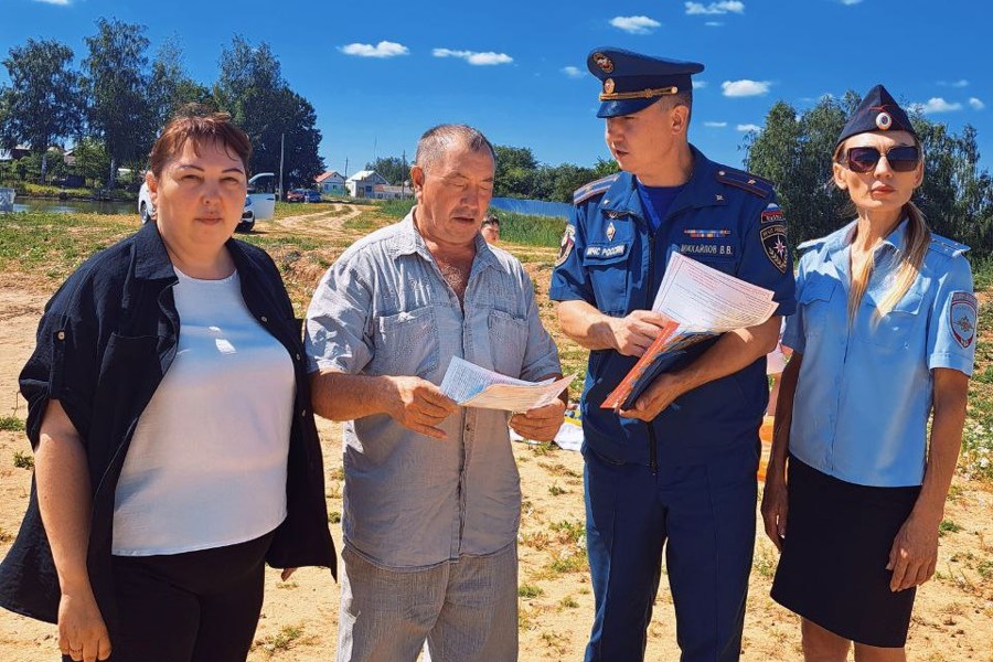 Проведено рейдовое мероприятие, направленное на обеспечение безопасности несовершеннолетних, купающихся без сопровождения законных представителей, а также ознакомление с правилами пожарной безопасности