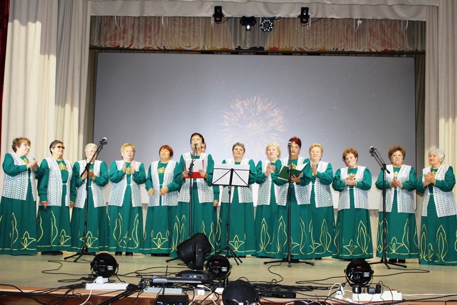 В преддверии Дня пожилых людей хор ветеранов «Поречье» выступил с отчетным концертом