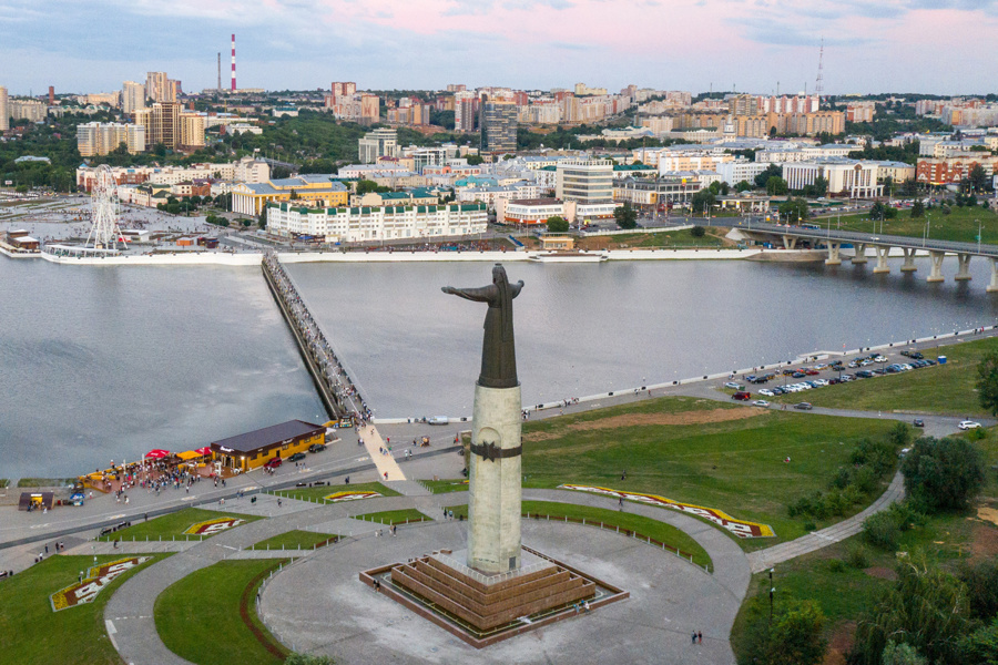 Олег Николаев поздравляет с Днем Республики