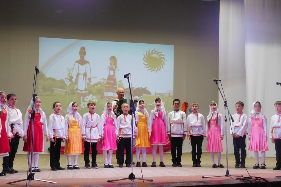 В Доме Культуры Аликовского муниципального округа состоялся праздничный концерт «Звучи, родной язык!»