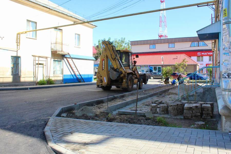 Работы по благоустройству дворовых территорий в городе продолжаются