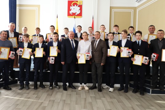Глава Яльчикского муниципального округа встретился с юными хоккеистами и их наставниками.