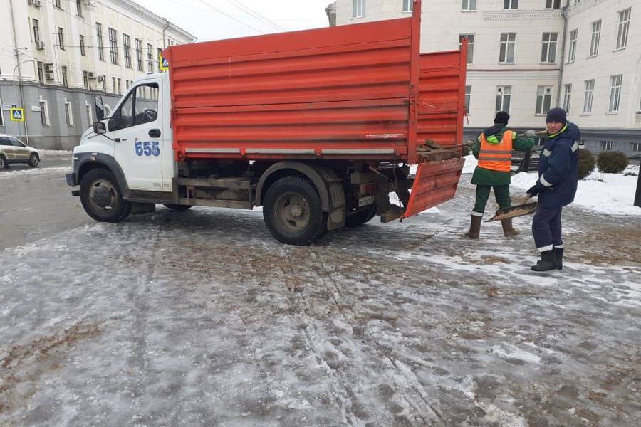 В Чебоксарах продолжается посыпка парков, скверов и площадей противогололедными материалами