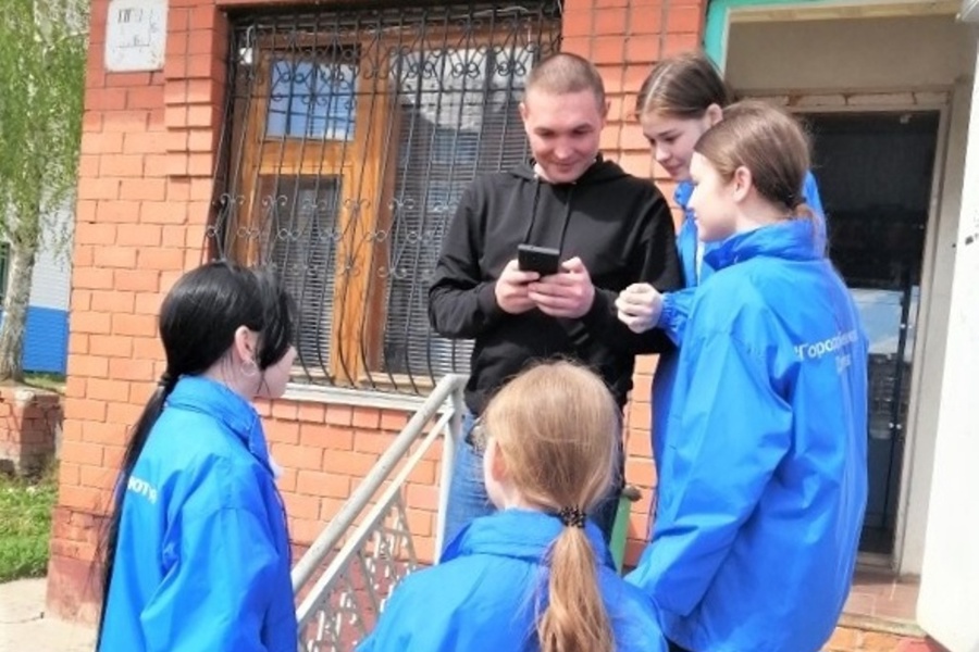 Волонтеры Козловской СОШ №3 помогают в голосовании за объекты благоустройства