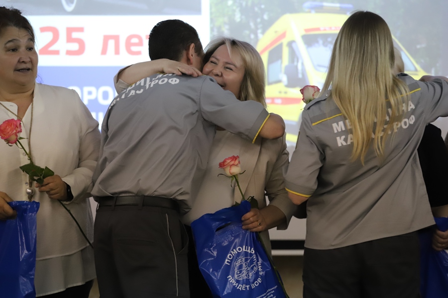 Владимир Степанов поздравил сотрудников и ветеранов службы скорой медицинской помощи Чувашии