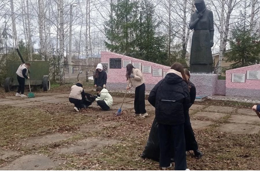 Волонтеры Шоркистринской школы провели уборку территории возле памятника погибшим односельчанам в ВОВ