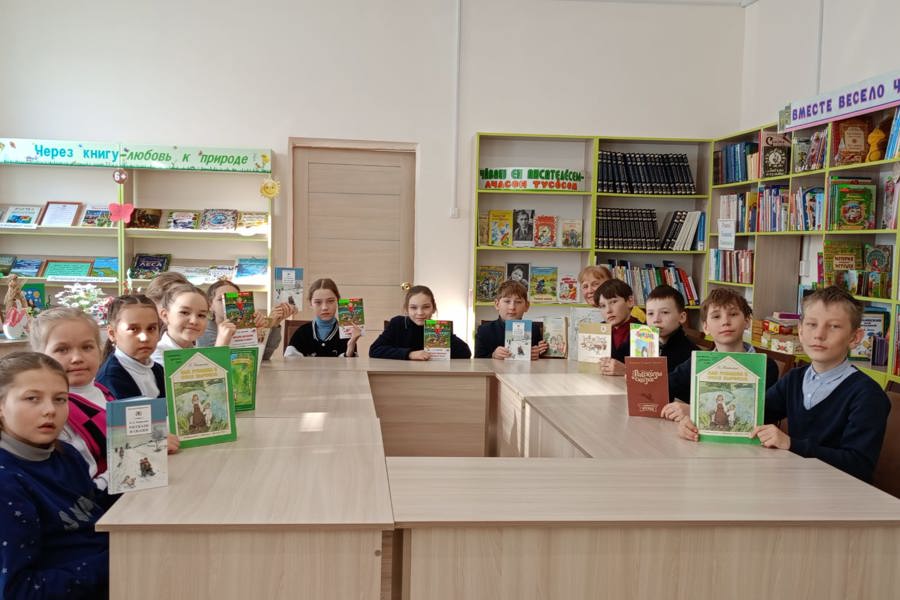 в Аликовской детской библиотеке был проведен с учениками литературный час «Сказочные уроки Ушинского»