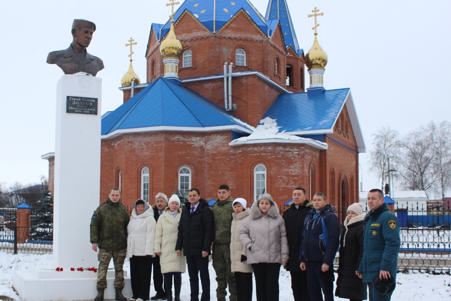 В Шемуршинском муниципальном округе состоялась церемония возложения цветов в память о защитниках страны