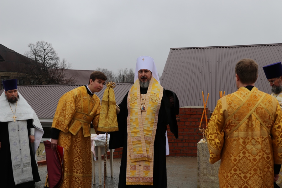 Закладка капсулы на месте строительства нового храма в честь святых апостолов Петра и Павла