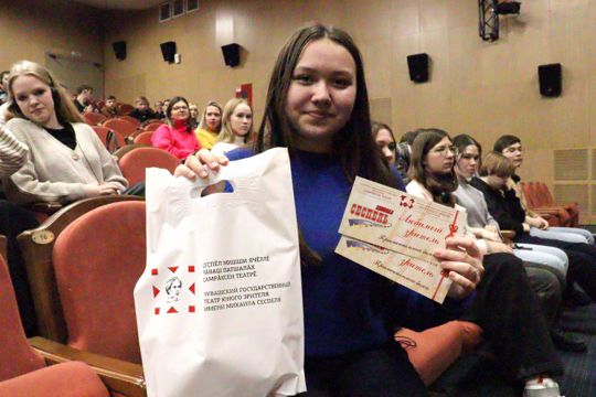 В Чувашском ТЮЗе поздравили 32-тысячного «пушкинца»