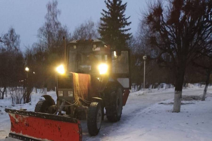 В Чебоксарах продолжается уборка парков, скверов и площадей