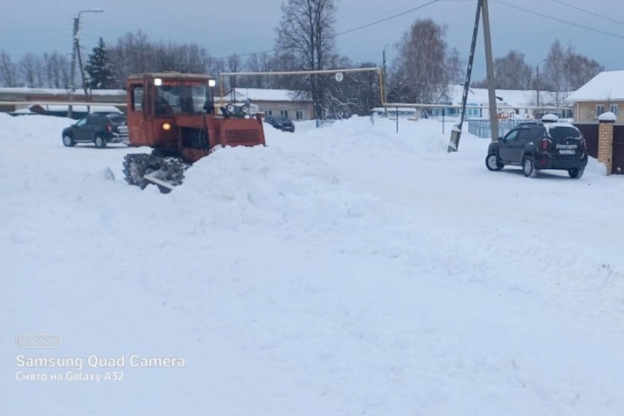 В сельских поселениях Шумерлинского муниципального округа продолжаются работы по расчистке снежных заносов после обильных снегопадов