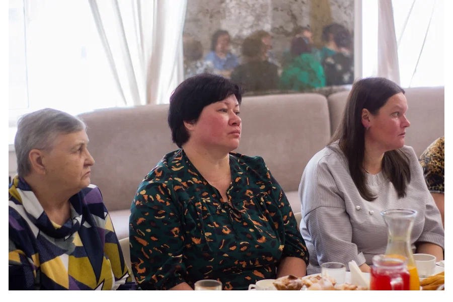 В Ядрине прошла встреча жен, матерей и отцов участников специальной военной операции с Героем России Евгением Борисовым.