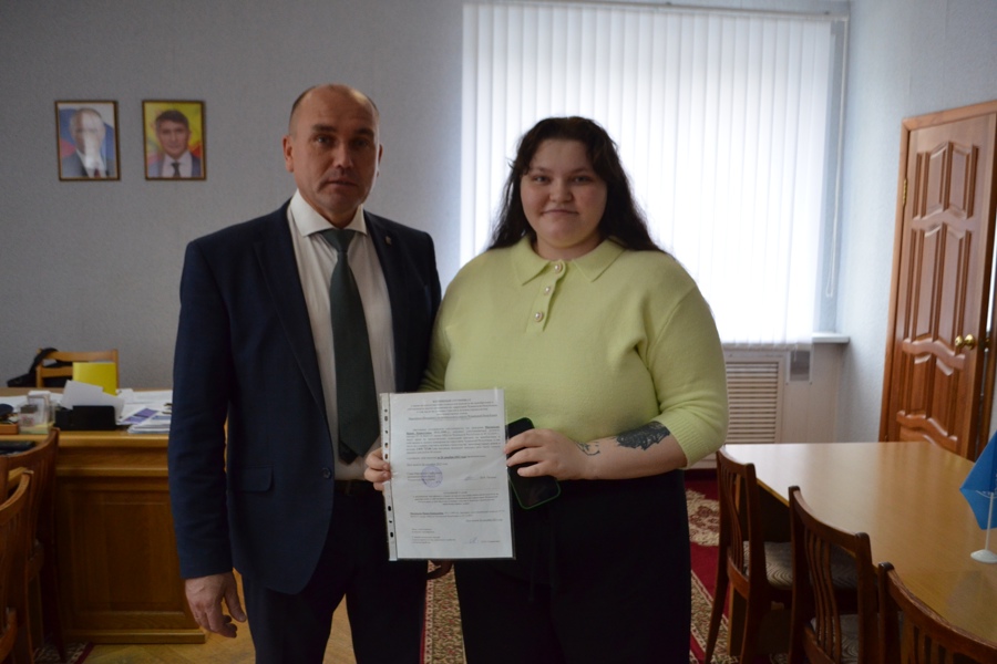 Владимир Петров вручил жилищный сертификат на предоставление социальной выплаты на приобретение собственного жилого помещения