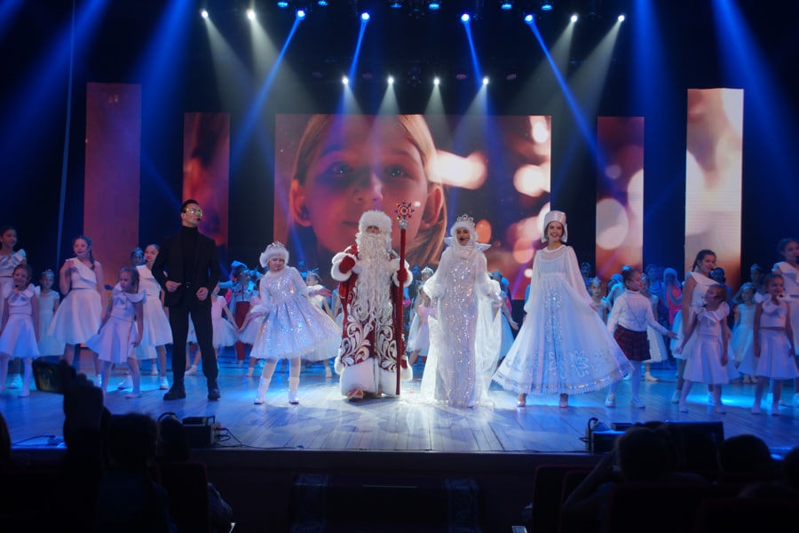 В Чебоксарах состоялось новогоднее театрализованное представление для детей участников СВО