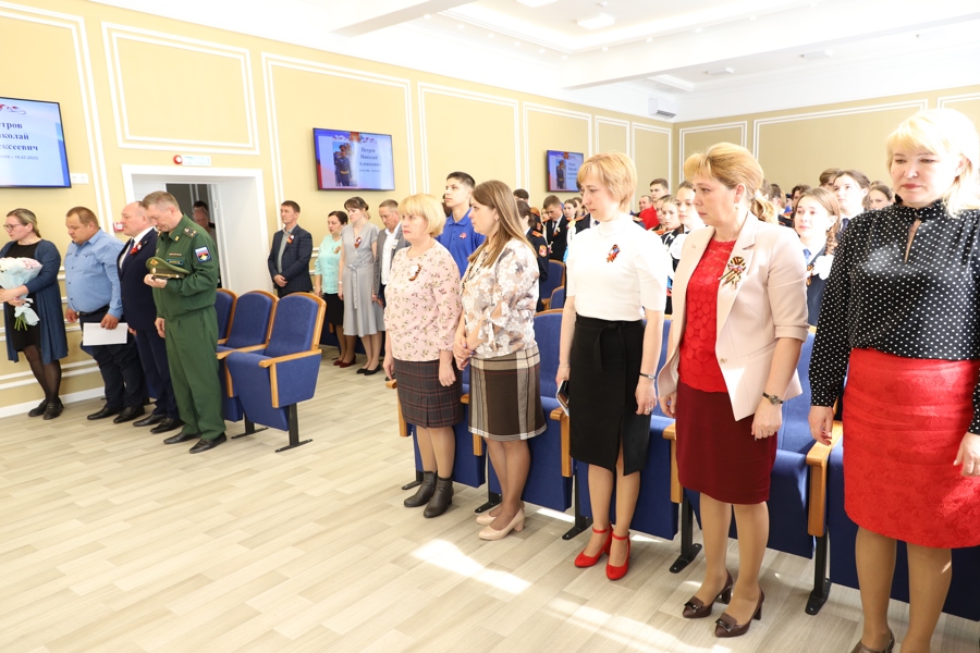 Семье героя Николая Петрова вручили медаль «За боевые отличия»