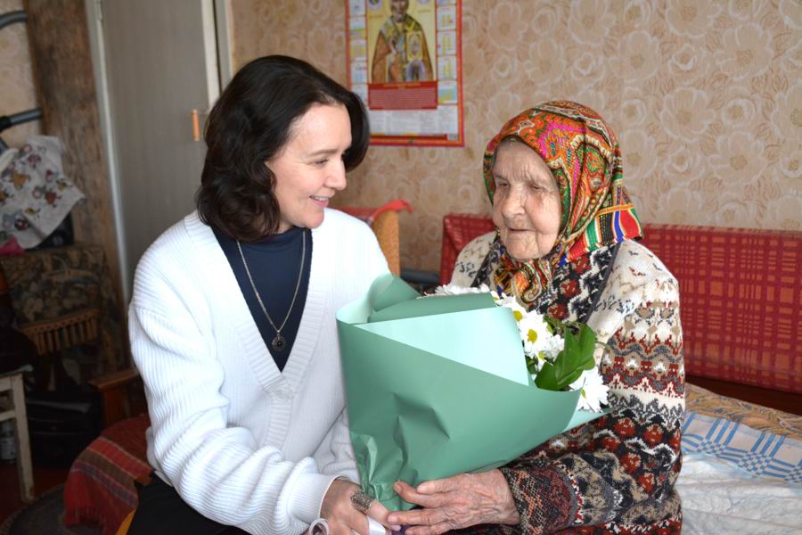 Глава округа Надежда Никандрова поздравила труженицу тыла Тамару Уразманову с 95-летием