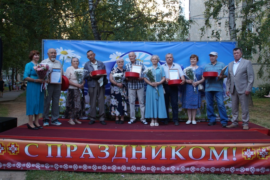 В День семьи, любви и верности в Чебоксарах состоялся большой дворовый праздник «Ромашковая Русь»