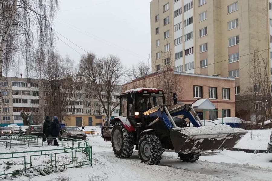 В Чебоксарах продолжается работа по уборке территорий от снега