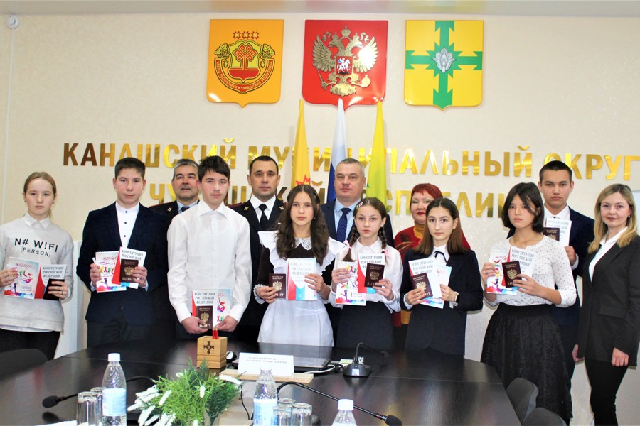 Торжественное вручение паспортов Российской Федерации юным гражданам муниципалитета