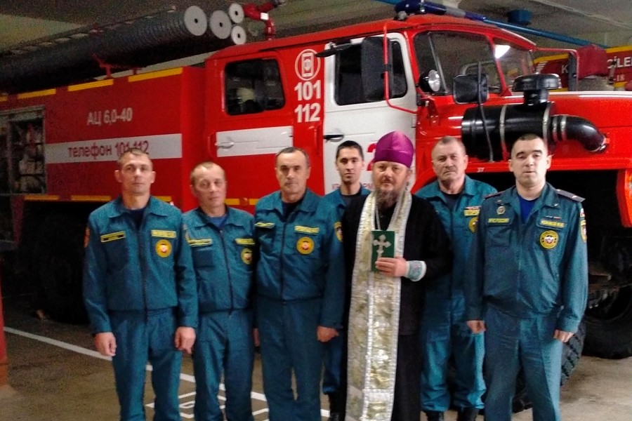 Иерей Константин Никоноров провел чин освящения пожарной техники ПЧ-32