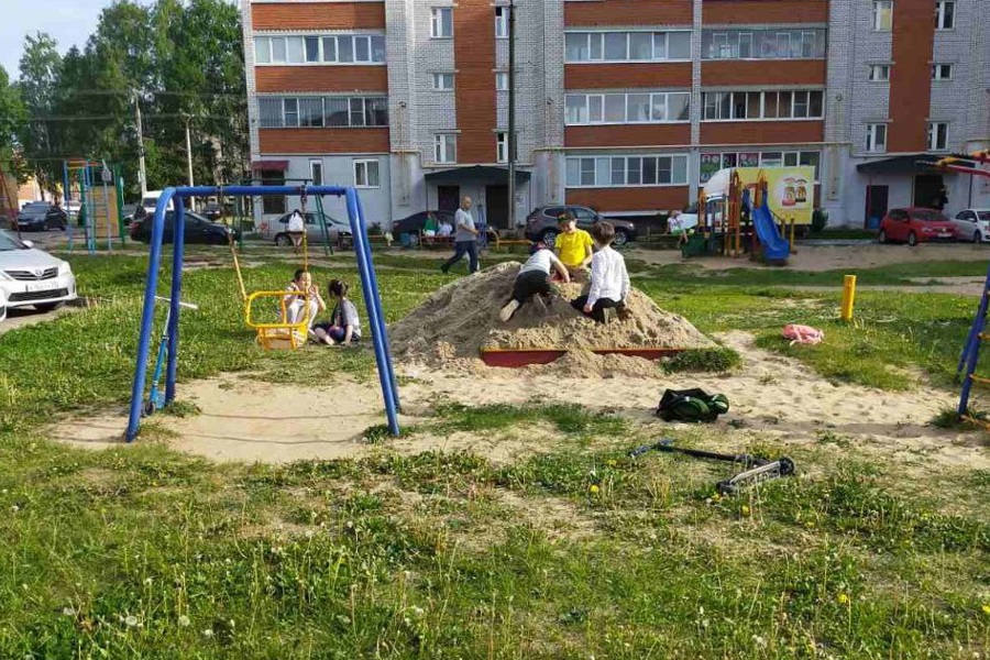 В Ленинском районе наполняют песочницы на радость детям