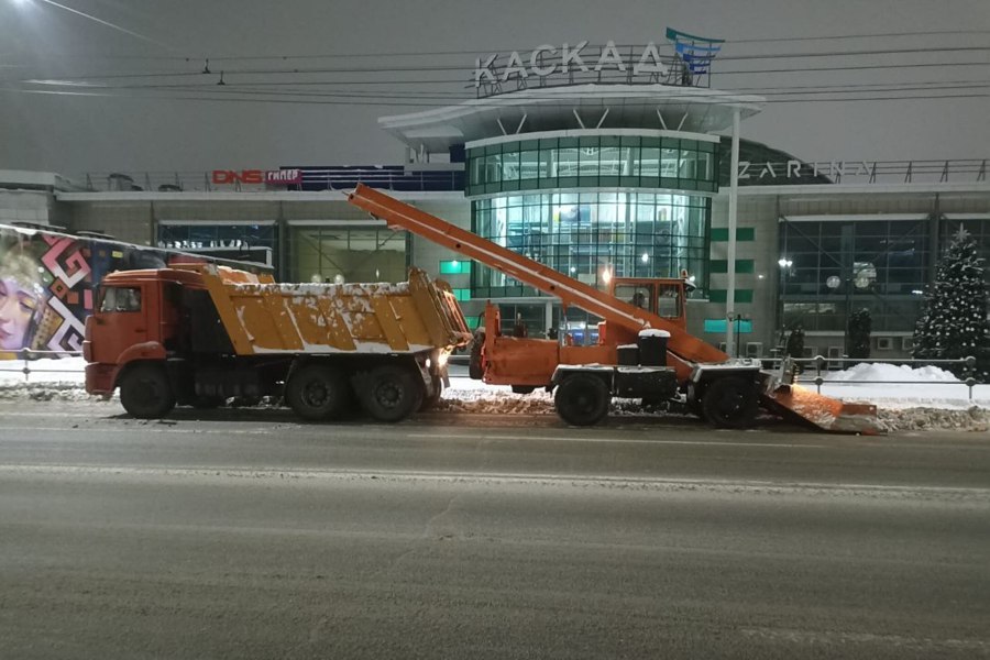 На уборке снега с городских улиц и дорог работает в Чебоксарах работает около 600 человек