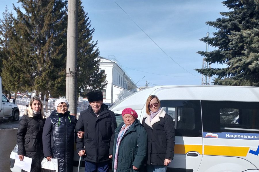 Мобильная  бригада доставляет пожилых граждан в районную поликлинику