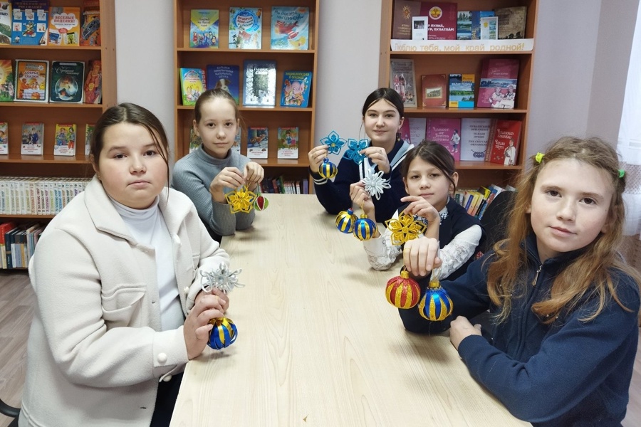Мастер – класс «Новогодние фантазии» прошёл в Сойгинской сельской библиотеке