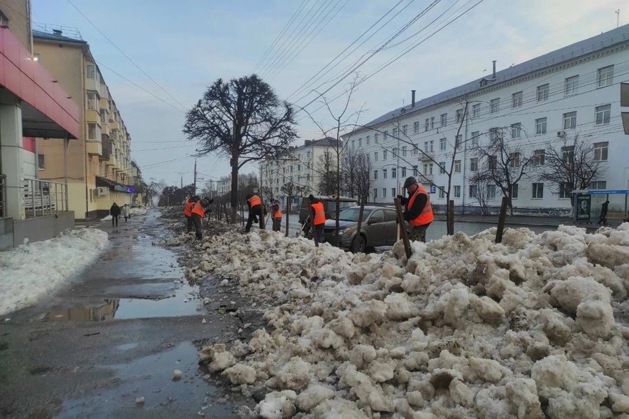 В Чебоксарах продолжается ворошение снега