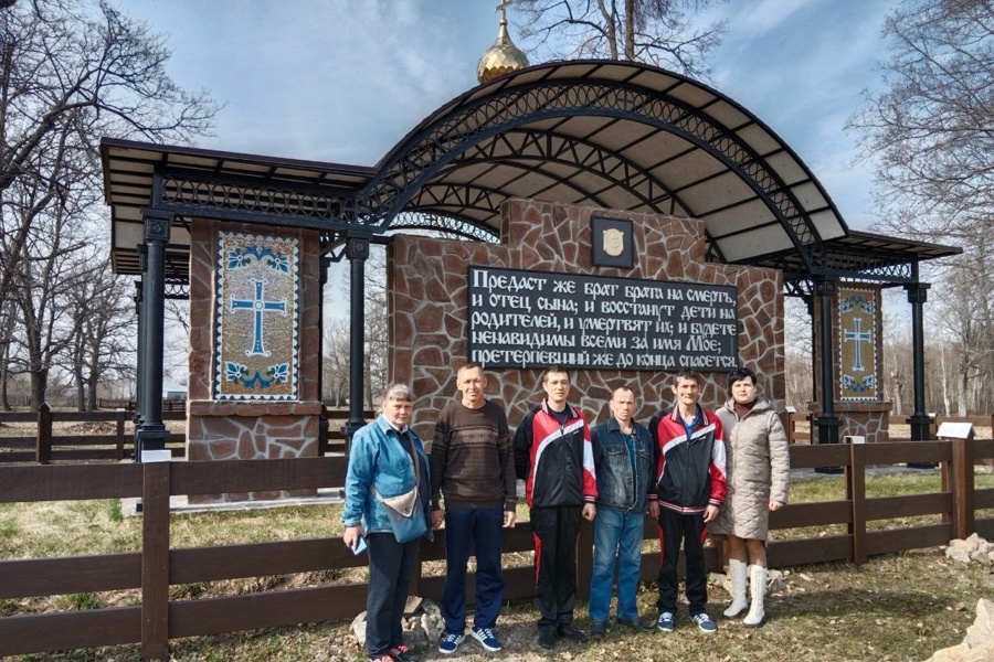 Проживающие БУ «Карабай-Шемуршинский ПНИ» посетили Свято-Троицкий мужской монастырь