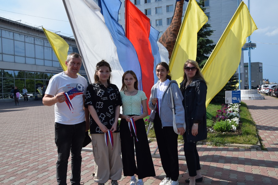 В канун Дня России на чебоксарских улицах раздали ленточки в виде триколора