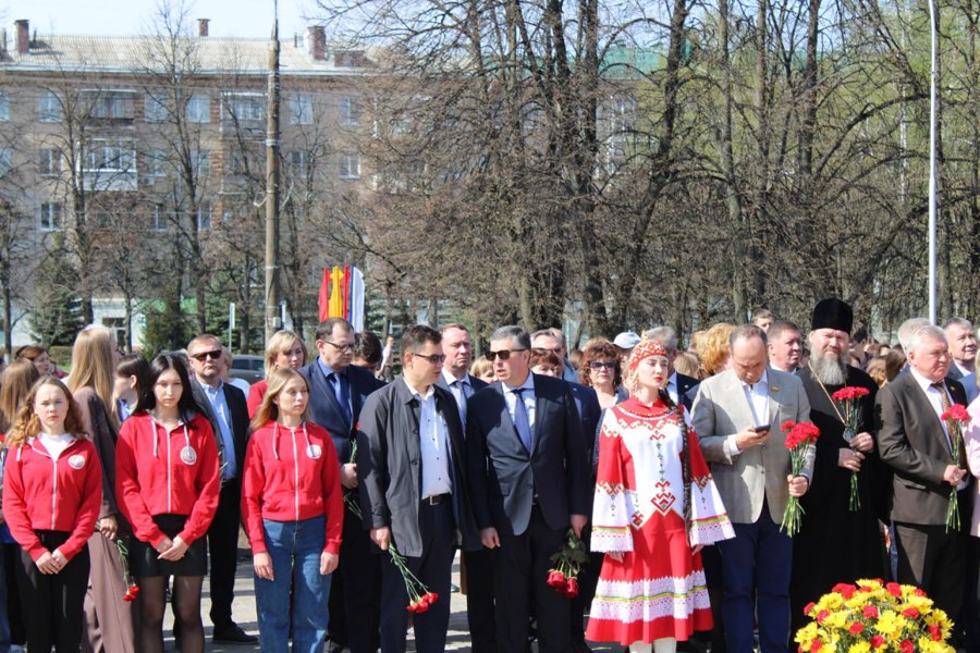 Сергей Павлов возложил цветы к памятнику чувашского просветителя Ивана Яковлева.