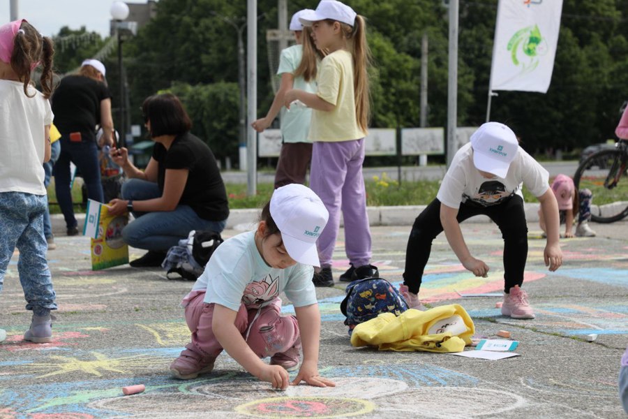 Рисунки на асфальте, танцы и мыльные пузыри — День защиты детей в Новочебоксарске продолжается