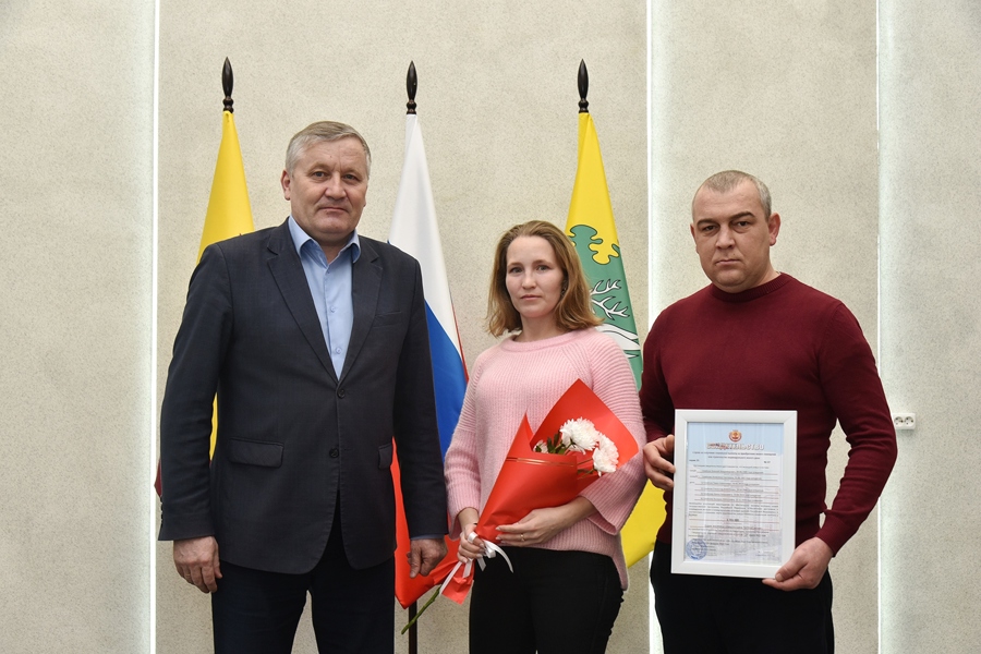 Молодые семьи Ибресинского округа получили жилищные сертификаты