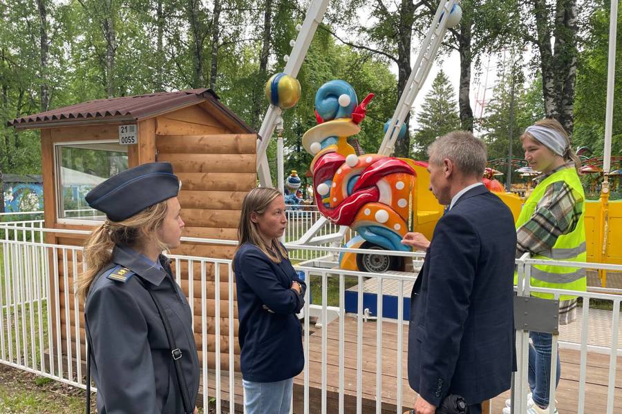 Руководитель Гостехнадзора Чувашии в Международный день защиты детей посетил городские парки и ознакомился с работой аттракционов